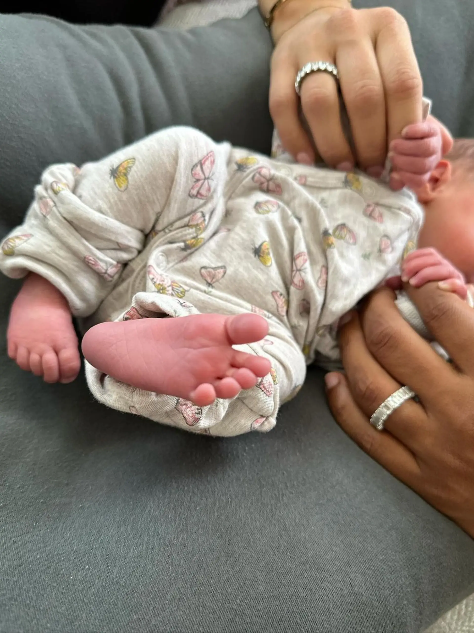 Manuel Akanji ist zum dritten Mal Papa geworden. Erstmals ist es eine Tochter.