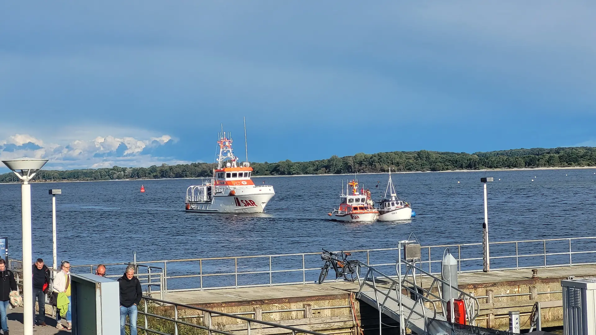 Das Seenotrettungsboot brachte den Fischkutter sicher nach Travemünde.