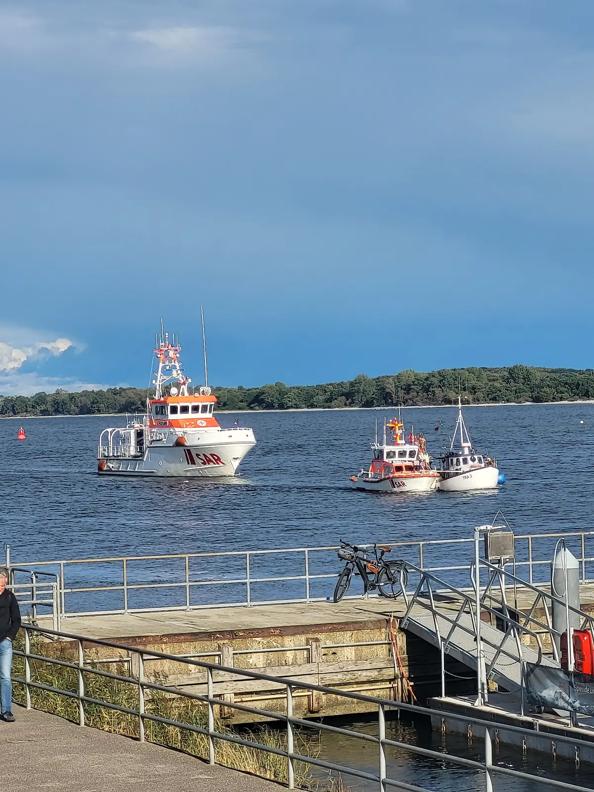 Das Seenotrettungsboot brachte den Fischkutter sicher nach Travemünde.