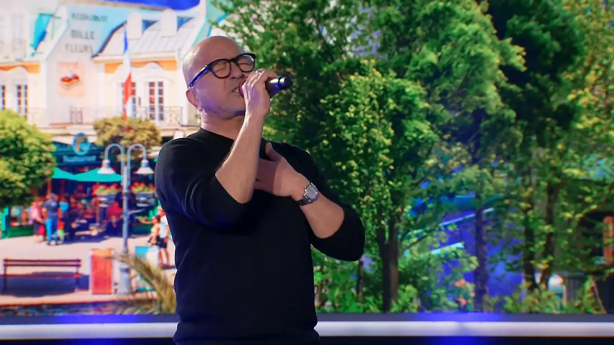 Nissim Mizrahi singt sich mit seiner Reibeisenstimme direkt in die Herzen der Jury. Besonders der Poptitan ist mehr als begeistert. 
