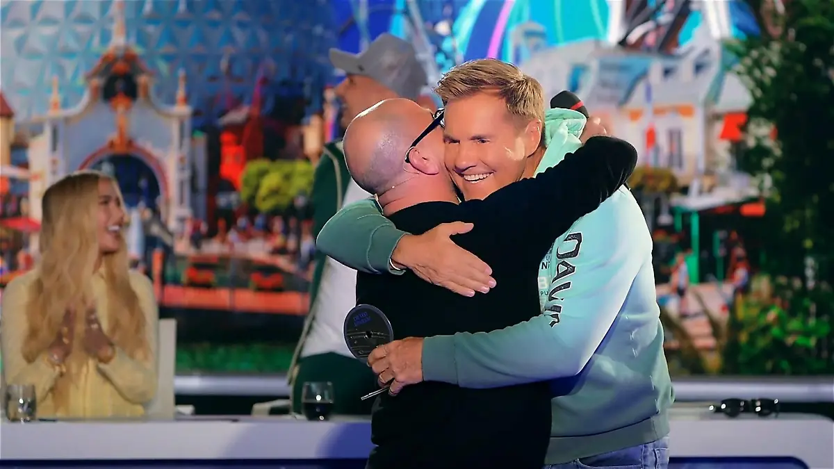 Dieter Bohlen vergibt seine Goldene CD an Kandidat Nassim. 