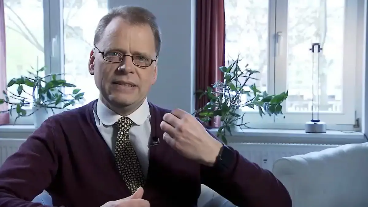 Ein Mann im Interview. 