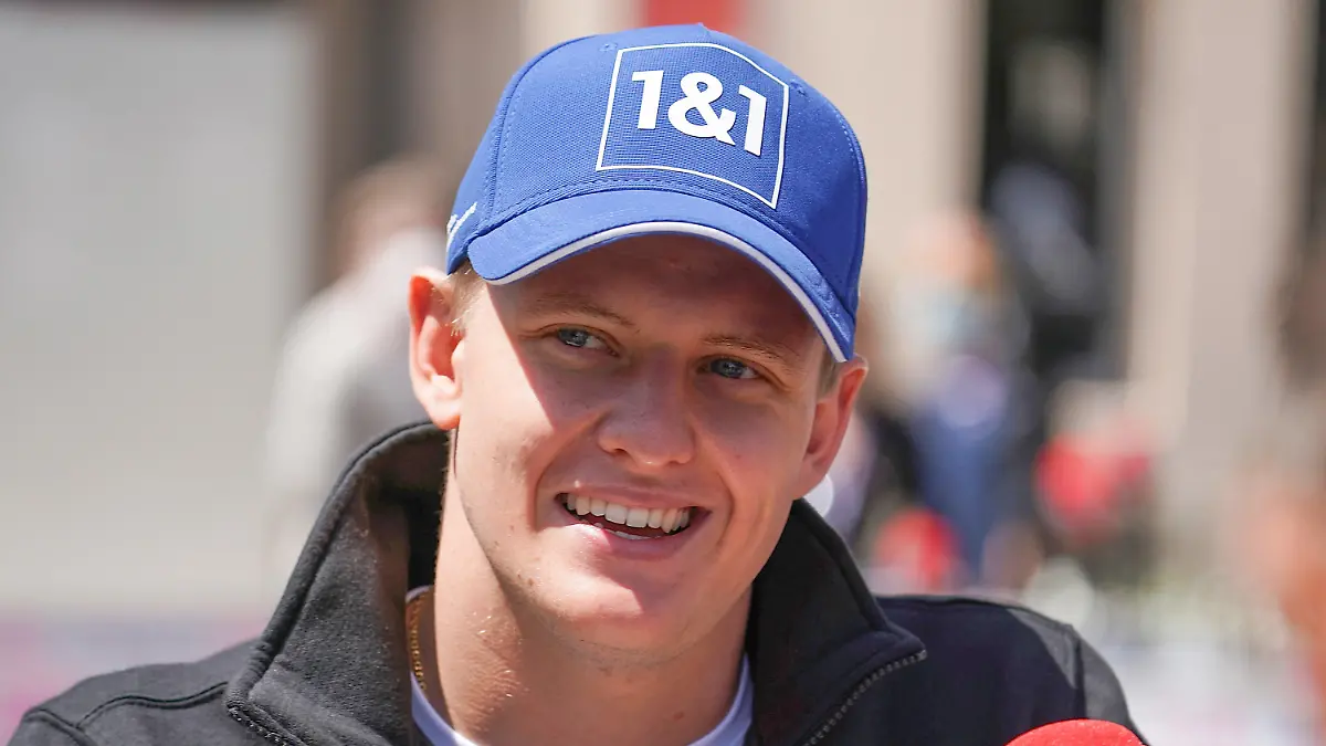 ARCHIV - 18.03.2022, Bahrain, Sakhir: Motorsport: Formel-1-Weltmeisterschaft, Grand Prix von Bahrain: Mick Schumacher aus Deutschland vom Team Haas im Fahrerlager. (zu dpa «Formel-1-Fahrer Mick Schumacher: «Die Punkte werden kommen»») Foto: Hasan Bratic/dpa +++ dpa-Bildfunk +++