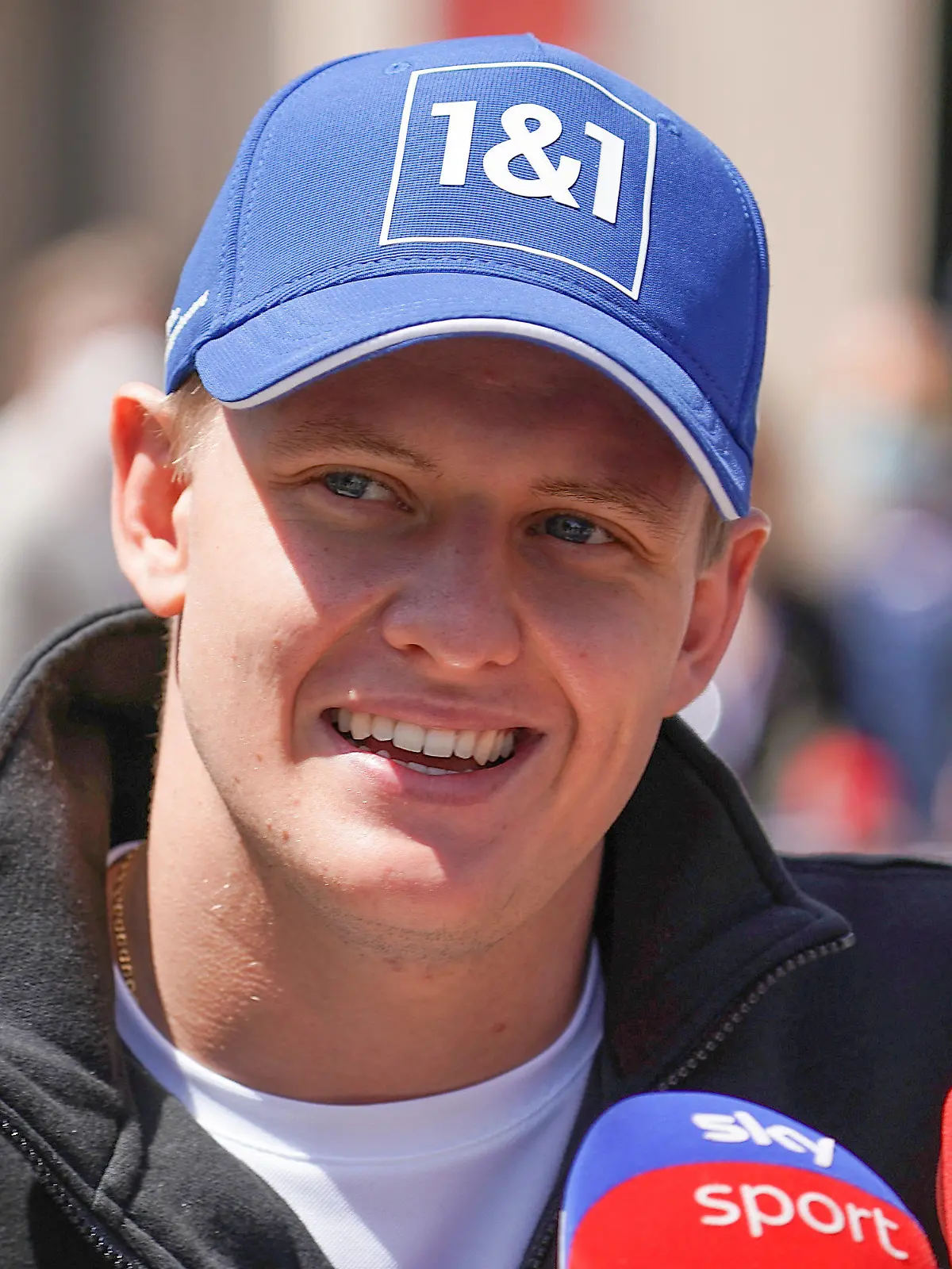 ARCHIV - 18.03.2022, Bahrain, Sakhir: Motorsport: Formel-1-Weltmeisterschaft, Grand Prix von Bahrain: Mick Schumacher aus Deutschland vom Team Haas im Fahrerlager. (zu dpa «Formel-1-Fahrer Mick Schumacher: «Die Punkte werden kommen»») Foto: Hasan Bratic/dpa +++ dpa-Bildfunk +++