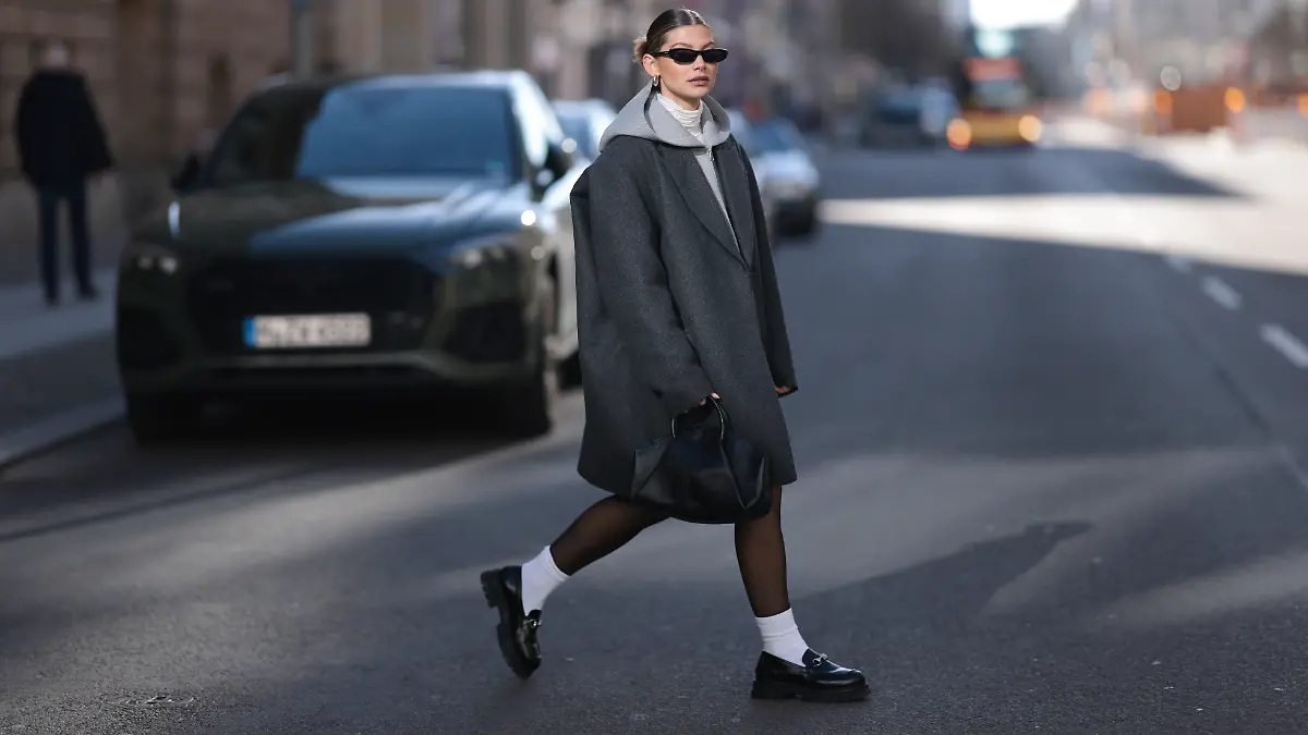 Draußen ist es eisig, aber ihr wollt trotzdem die neuen Loafer tragen? Mit Strumpfhose und Socken wird es ein cooler Look!