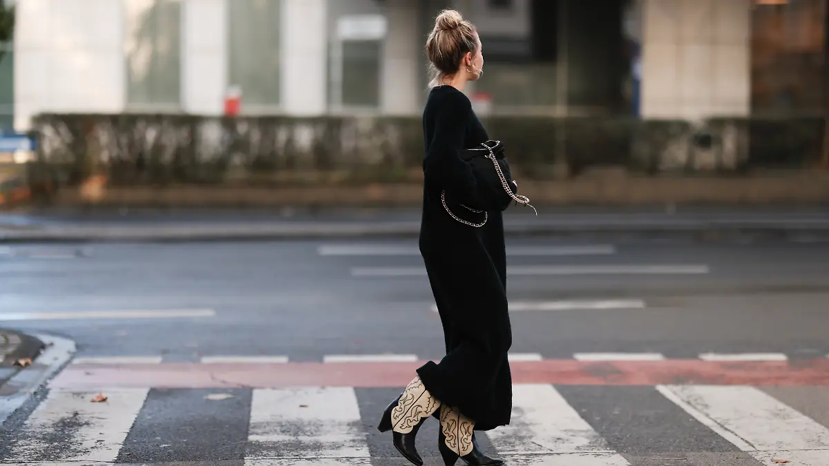 Wenn die Schuhe auffällig sind, solltet ihr beim Rest des Looks eher zurückhaltend sein.