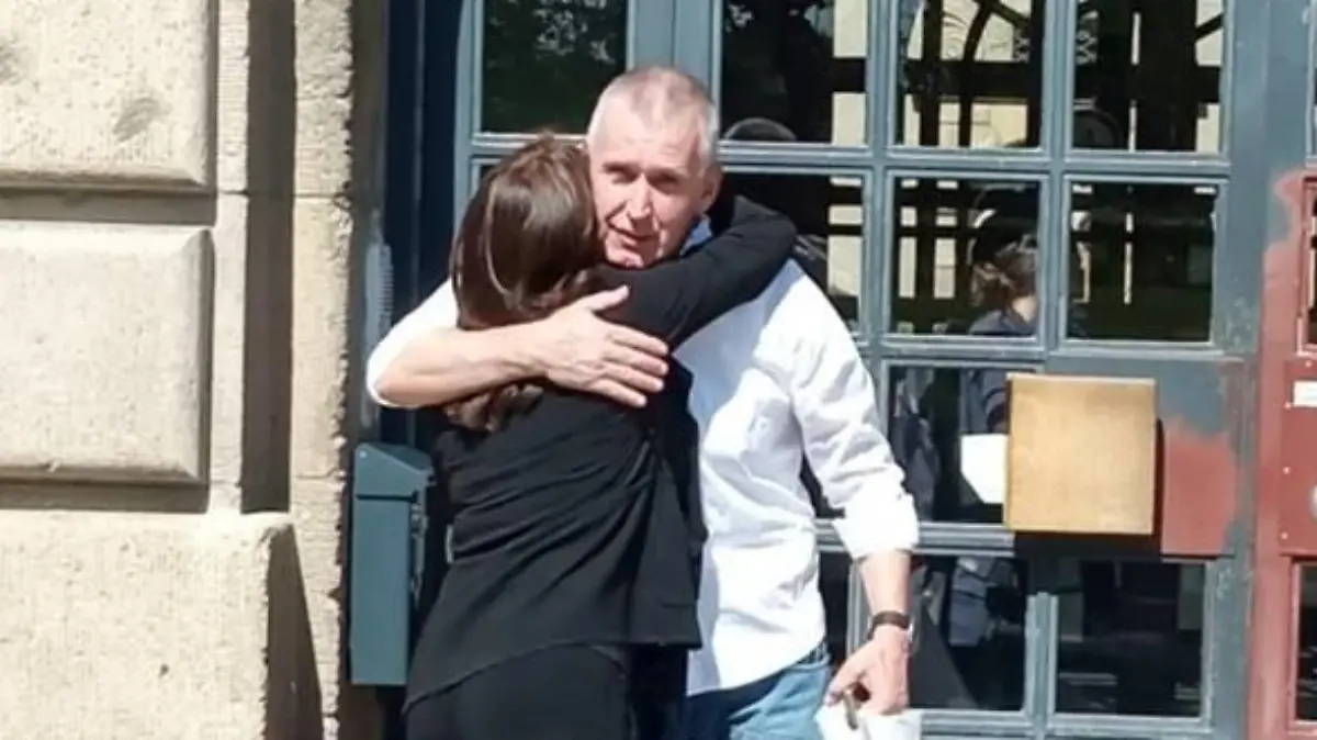 Manfred Genditzki nach seiner Entlassung mit seiner Anwältin Regina Rick.