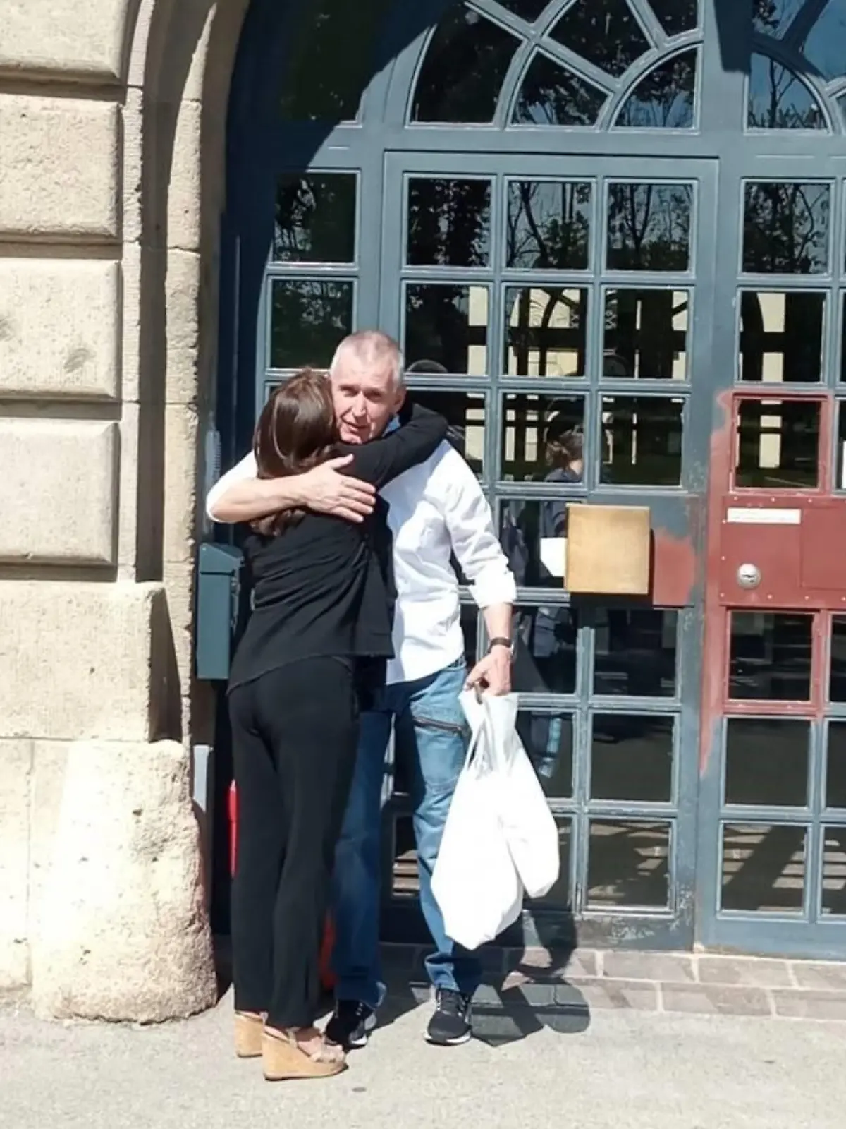 Manfred Genditzki nach seiner Entlassung mit seiner Anwältin Regina Rick.