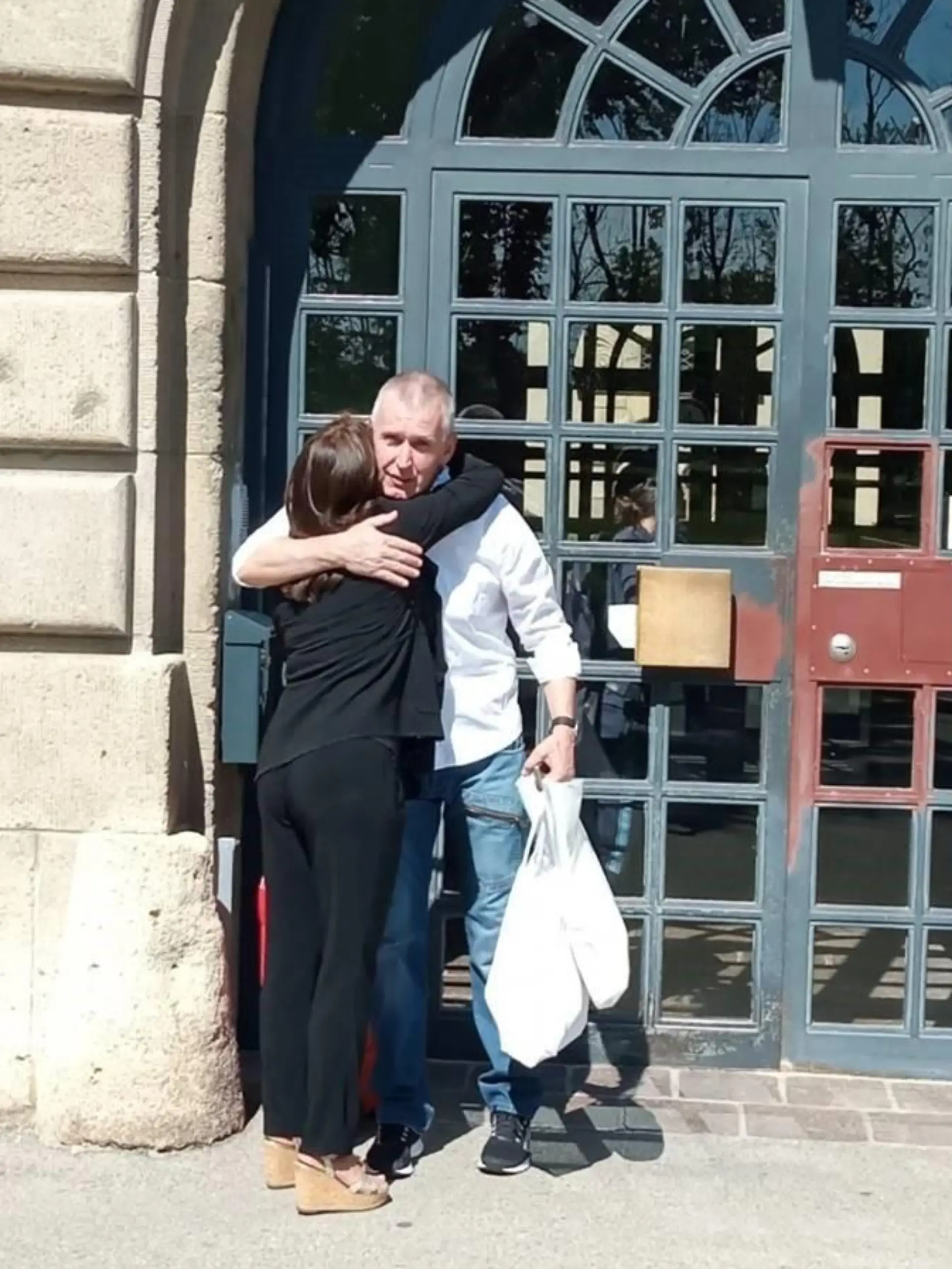 Manfred Genditzki nach seiner Entlassung mit seiner Anwältin Regina Rick.