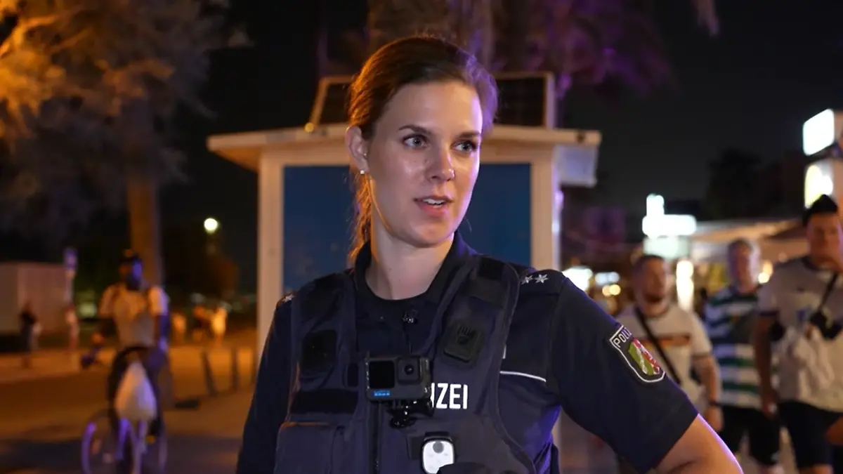 Eine deutsche Polizistin am Ballermann.