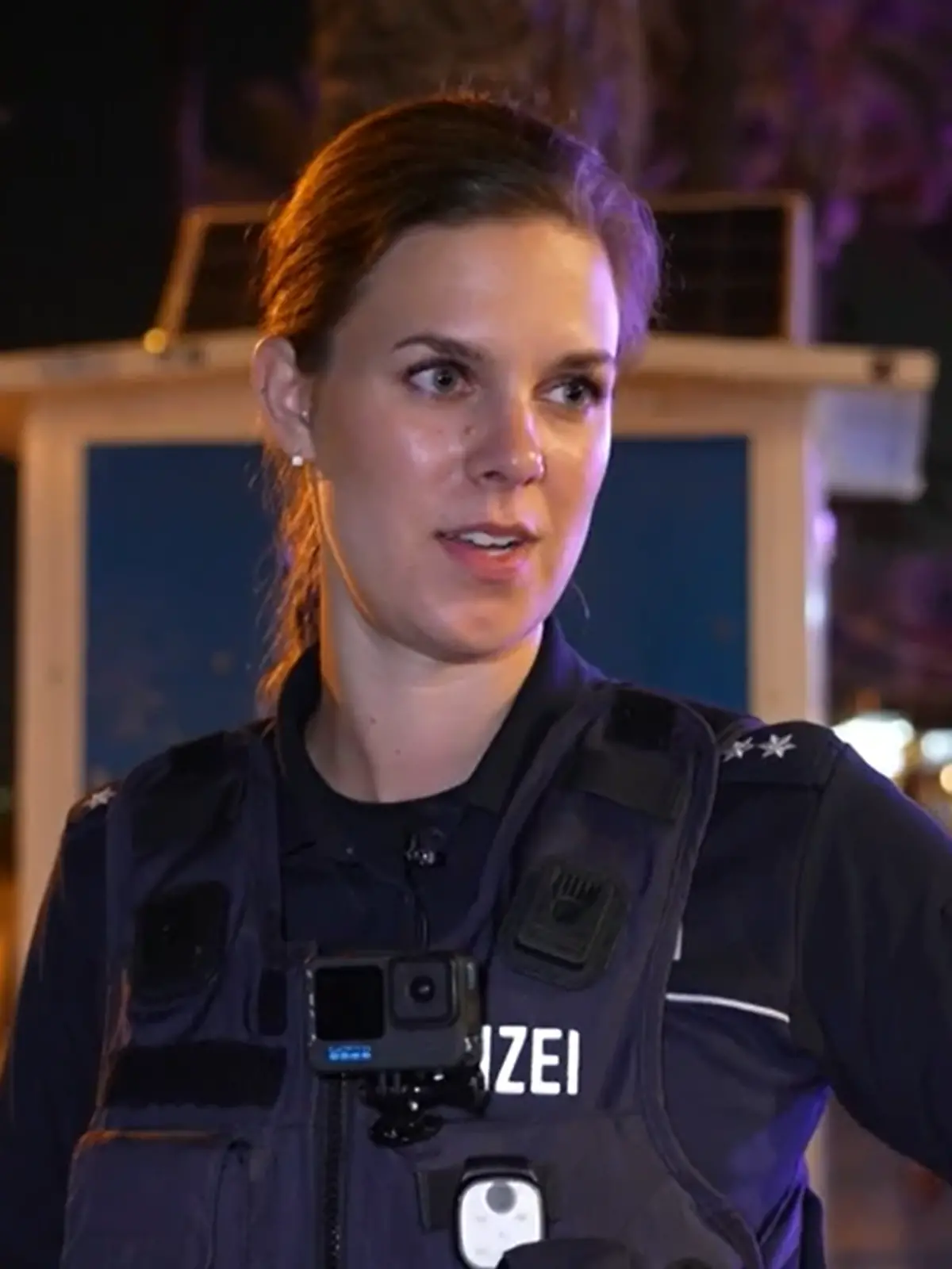 Eine deutsche Polizistin am Ballermann.