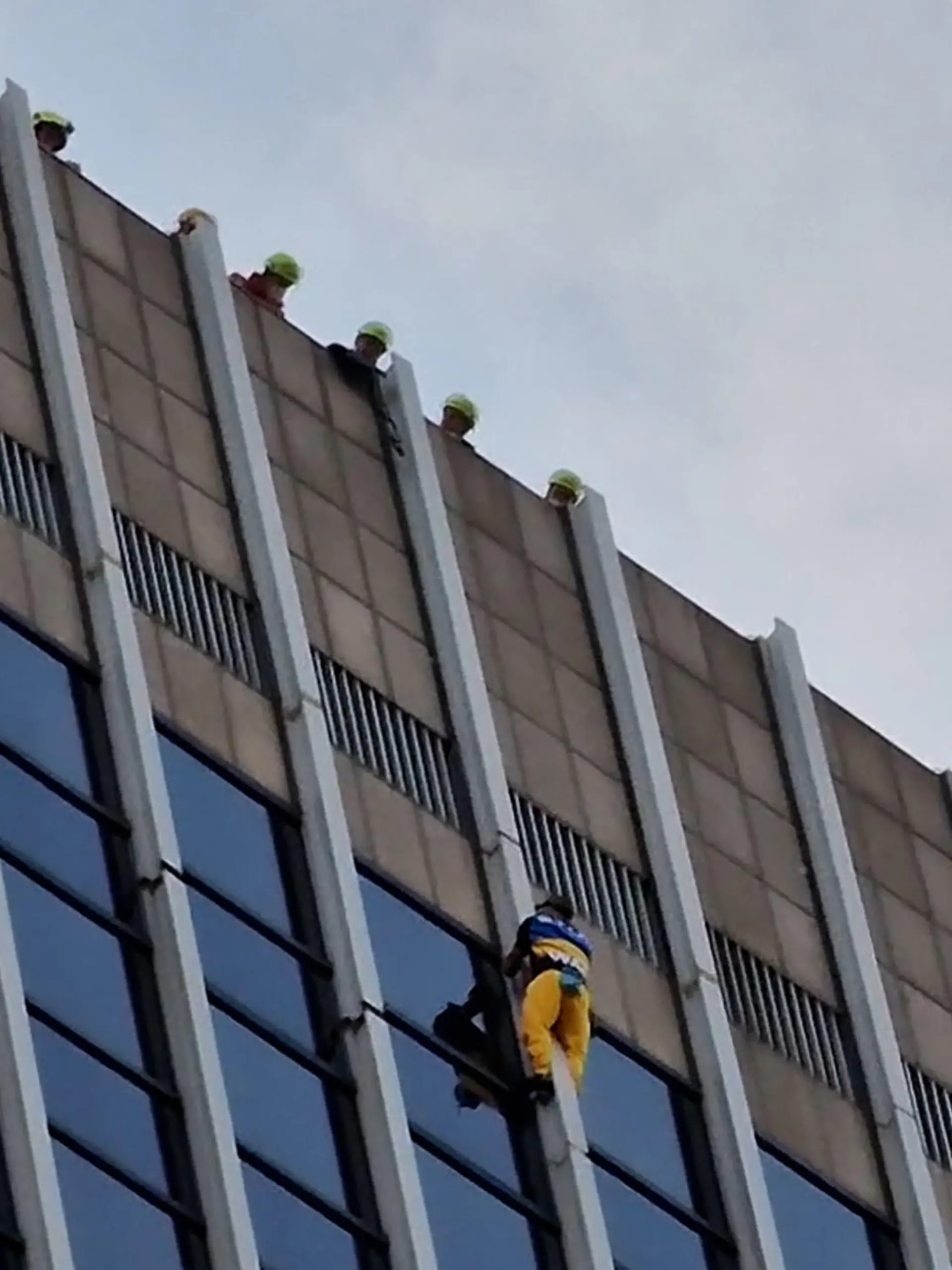 03.05.2022, Hessen, Frankfurt/Main: Ein Mann klettert ungesichert an der Fassade des Frankfurter Hochhauses «FBC» hinauf. Den Beamten zufolge handelt es sich offenbar um eine Protestaktion gegen den Krieg in der Ukraine. Der Kletterer war in blau und gelb, also in den Farben der ukrainischen Nationalflagge, gekleidet und trug einen Schriftzug mit «Stop the War» (auf Deutsch: «Stoppt den Krieg»). Foto: ---/5Vision Media/dpa +++ dpa-Bildfunk +++
