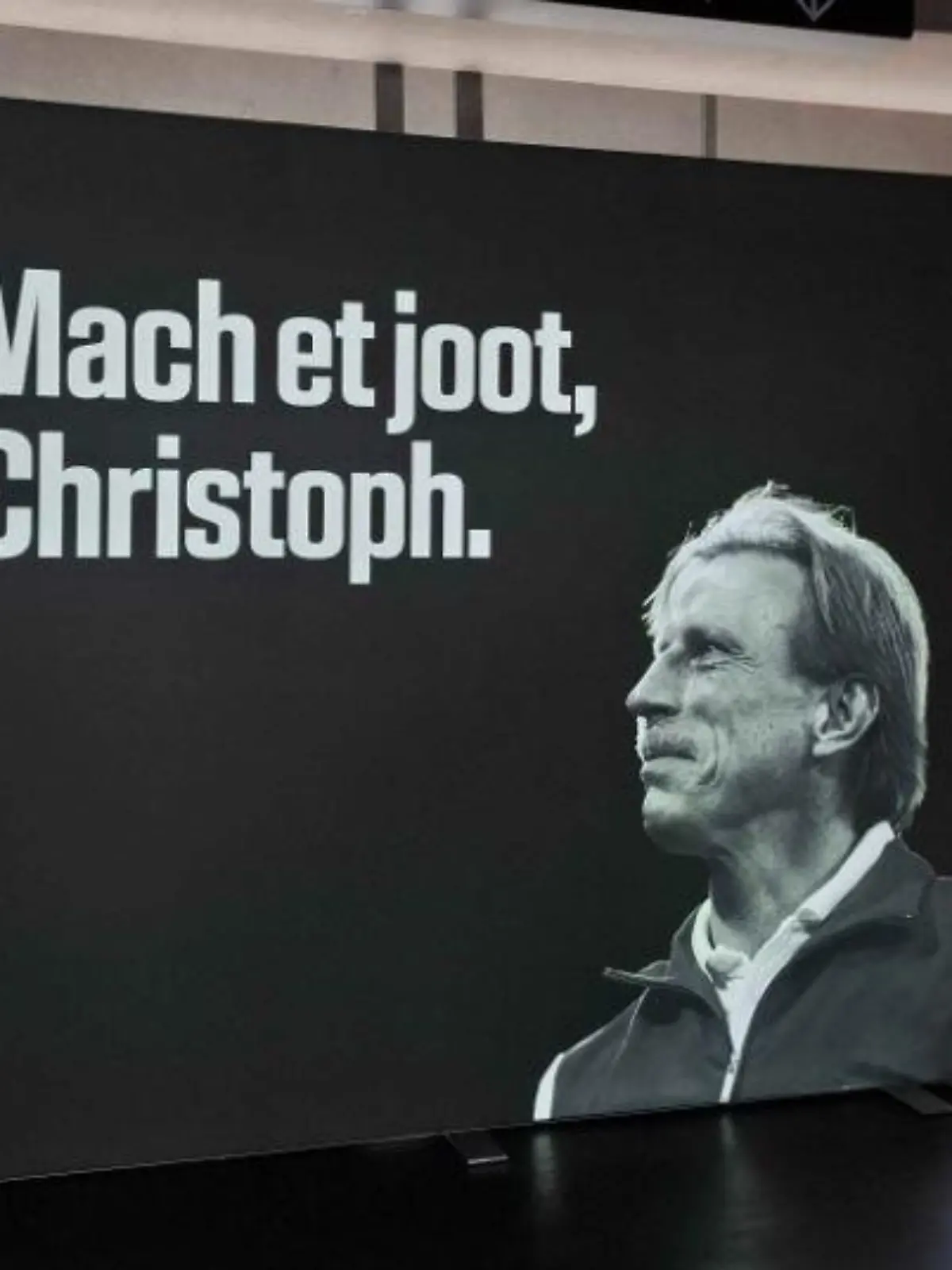 Mit einer Trauerfeier im Stadion des 1. FC Köln nehmen zahlreiche Fußball-Größen, Freunde und Fans Abschied von Trainer-Legende Christoph Daum.