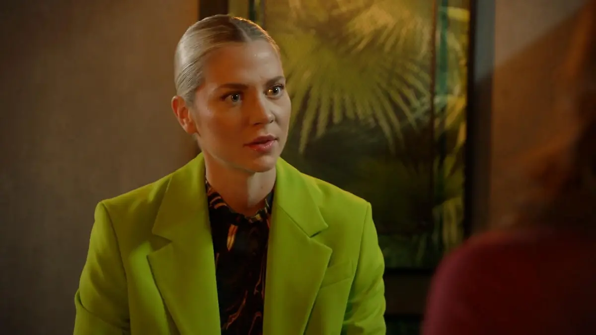 Sunny im neongrünen Zweiteiler GZSZ: Shop the Look