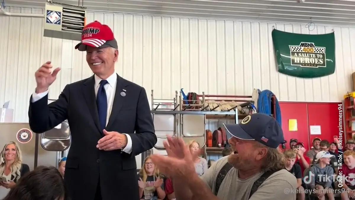 Mitten im Wahlkampf! Biden setzt Trump-Kappe auf Donald gefällt das