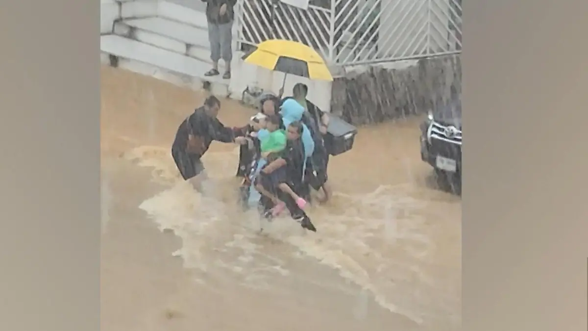 Trotz Rekord-Taifun! Mutter fährt mit Tochter in die Fluten Sie klammern sich an Roller 