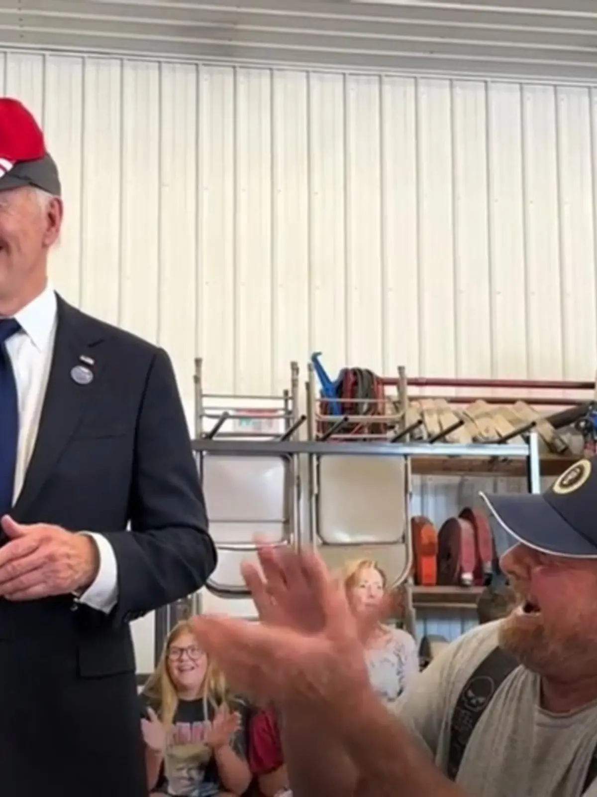 Mitten im Wahlkampf! Biden setzt Trump-Kappe auf