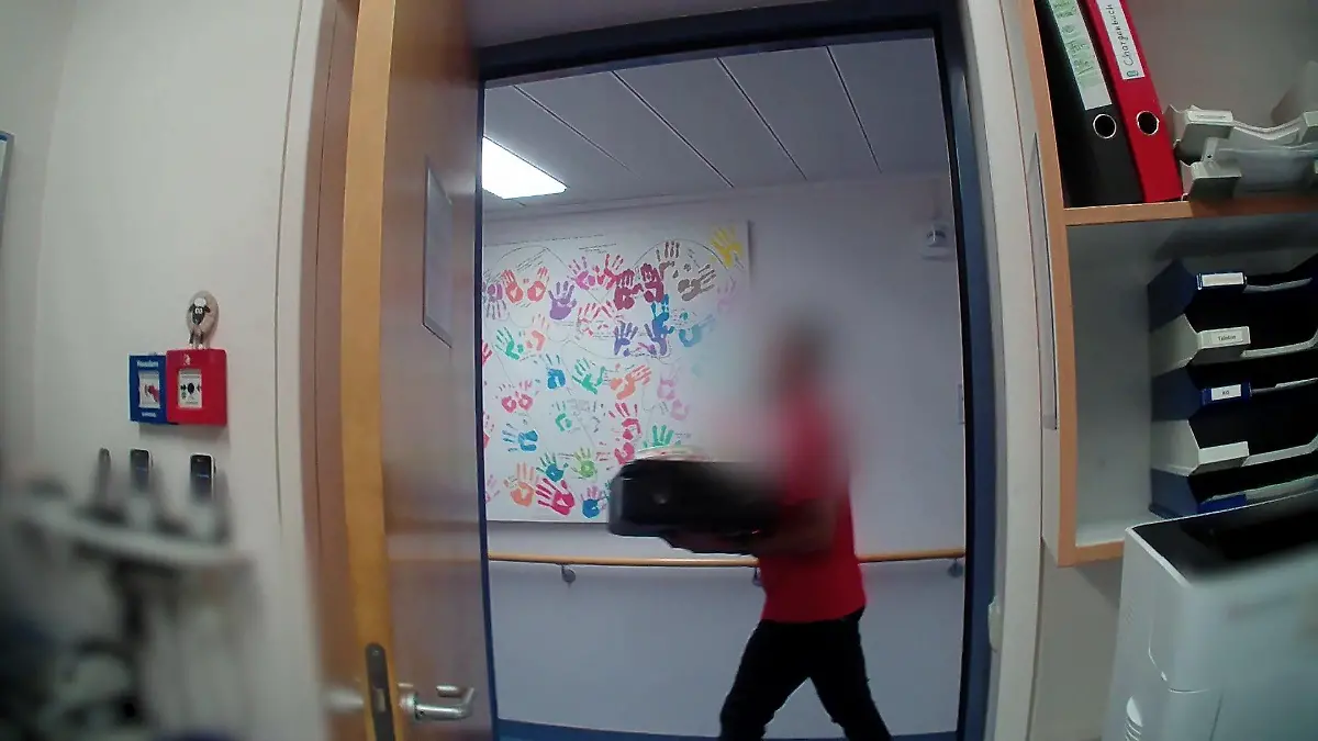 Pizzabote liefert Essen ohne Schutzkleidung verdeckt auf Kinderstation in der Berliner Charité aus