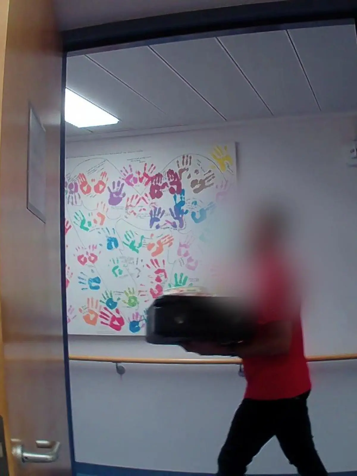 Bild zu: "„Vollkommen irre!“ Pizzabote liefert Essen ohne Schutzkleidung auf Kinderstation der Charité "
