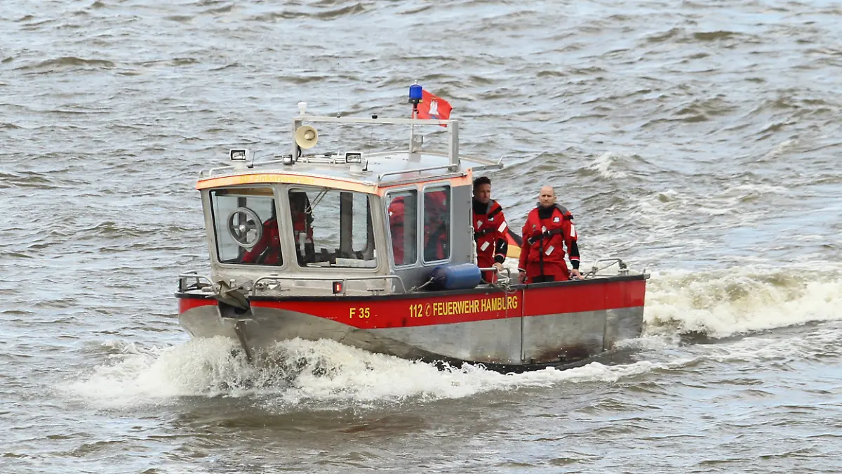 Ein Einsatzboot der Feuerwehr Hamburg fährt während des Sturmtiefs Poly im Hamburger Hafen entlang. Neustadt Hamburg *** An emergency boat of the Hamburg fire department sails along the port of Hamburg during the storm low Poly Neustadt Hamburg