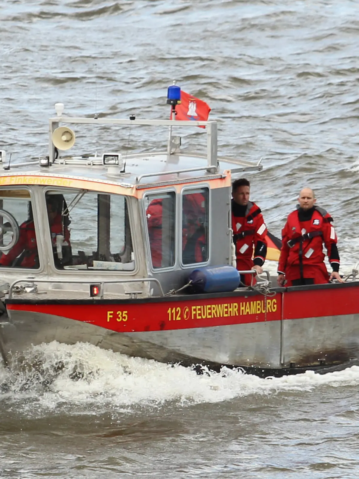 Ein Einsatzboot der Feuerwehr Hamburg fährt während des Sturmtiefs Poly im Hamburger Hafen entlang. Neustadt Hamburg *** An emergency boat of the Hamburg fire department sails along the port of Hamburg during the storm low Poly Neustadt Hamburg