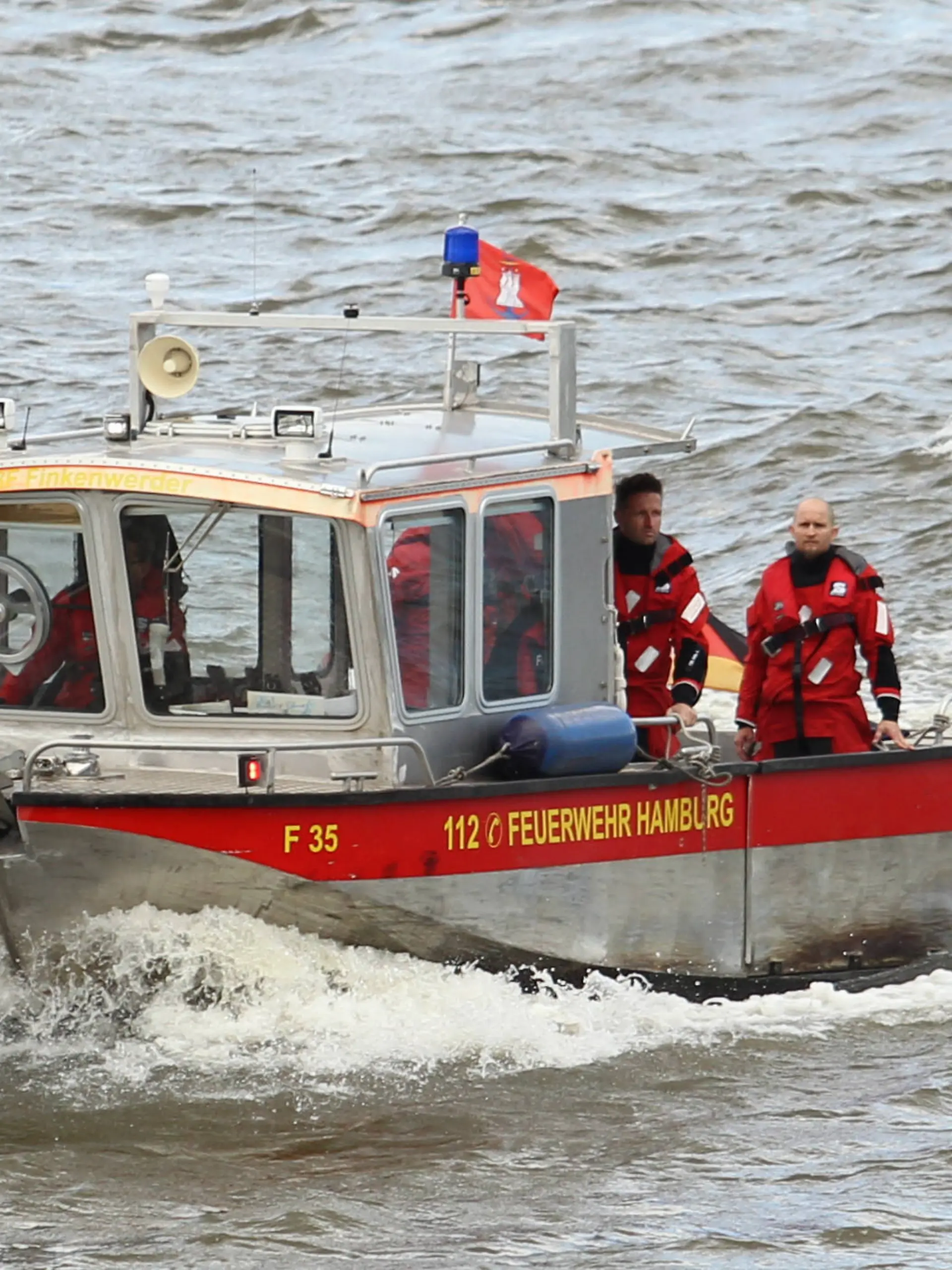 Ein Einsatzboot der Feuerwehr Hamburg fährt während des Sturmtiefs Poly im Hamburger Hafen entlang. Neustadt Hamburg *** An emergency boat of the Hamburg fire department sails along the port of Hamburg during the storm low Poly Neustadt Hamburg