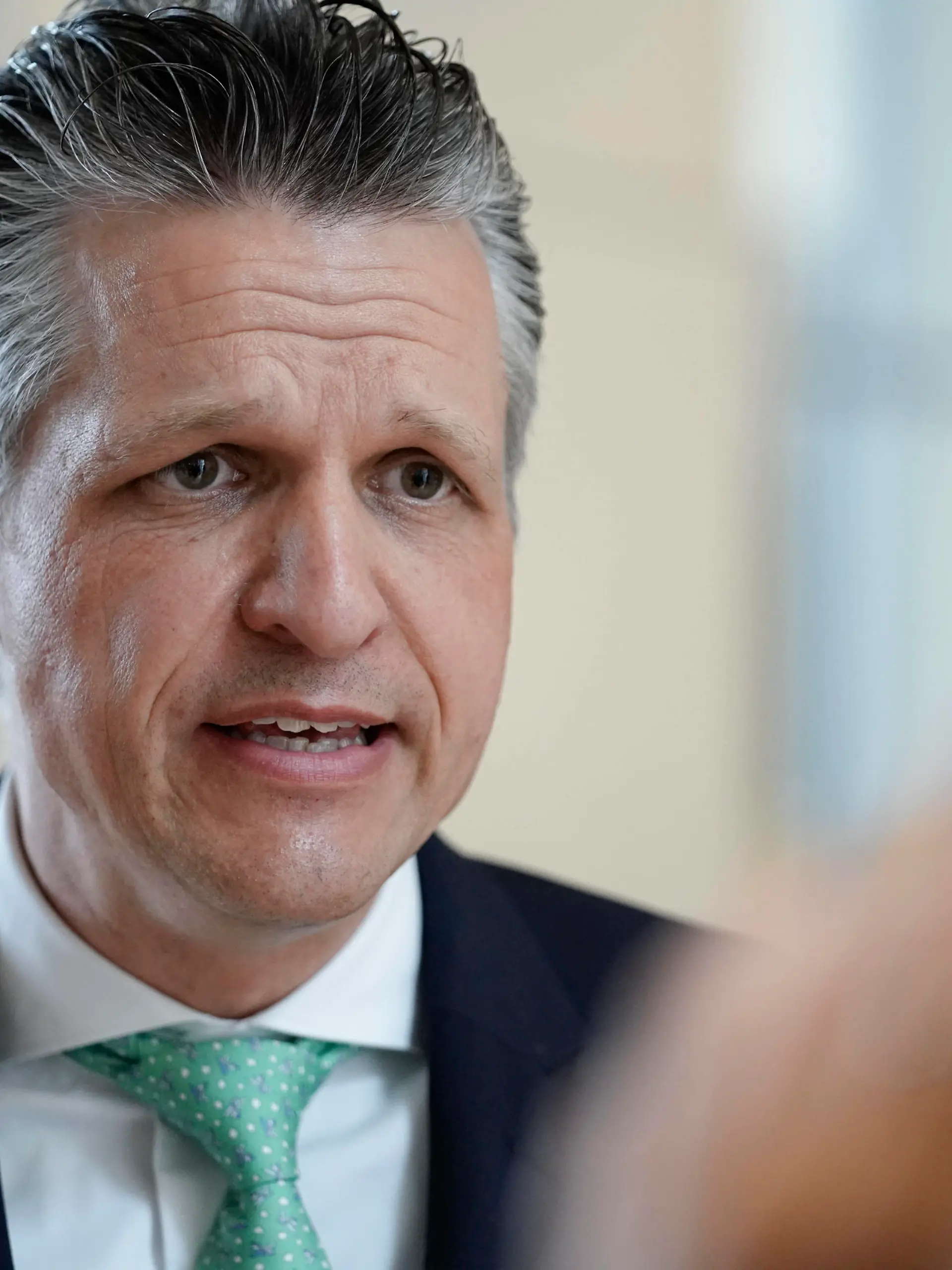 News Bilder des Tages 28. Bundestagssitzung und Debatte Aktuell,07.04.2022 Berlin, Thorsten Frei von der Partei CDU/CSU im Portrait im Fernsehinterview zur Impfpflicht gegen SARS-CoV-2 bei der 28. Sitzung des Deutschen Bundestag in Berlin Berlin Berlin Deutschland *** 28 Bundestag session and debate Aktuell,07 04 2022 Berlin, Thorsten Frei of the CDU CSU party in portrait in television interview on mandatory vaccination against SARS CoV 2 at the 28 session of the German Bundestag in Berlin Berlin Germany