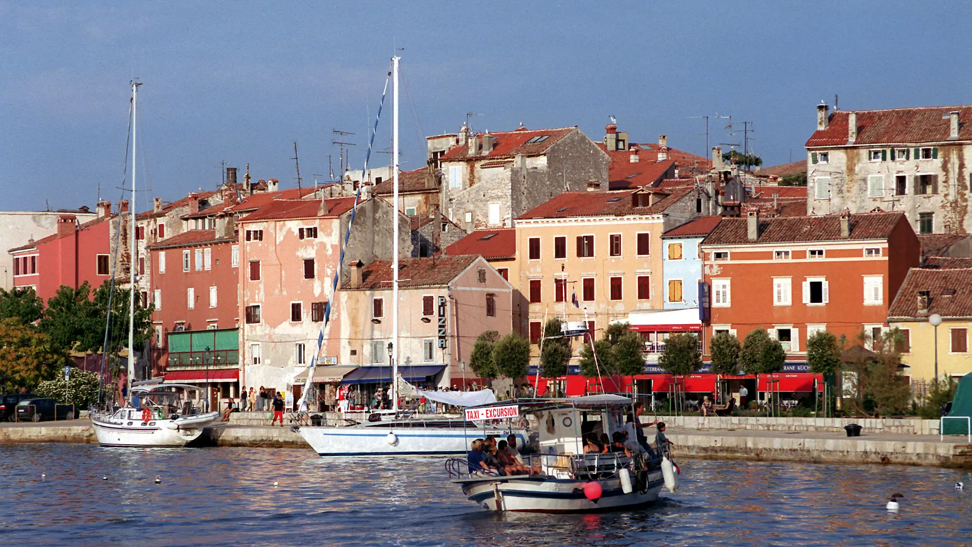 Rovinj (Kroatien): Kleine Boote liegen an der Kaimauer  vor der historischen Kulisse der Stadt Rovinj (Istrien), aufgenommen im August 2003. Die über 1000 Jahre alte Stadt mit dem Charme einer italienischen Hafenstadt wird auch Perle der Istrischen Halbinsel genannt.  (BRL470-150903)