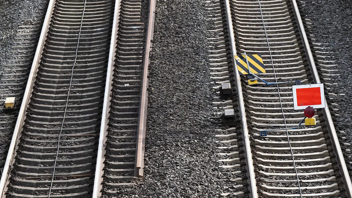 Wer in Deutschland Bahnschienen nutzt, muss dafür einen sogenannten Trassenpreis zahlen - und der könnte bald deutlich steigen (Symbolbild).