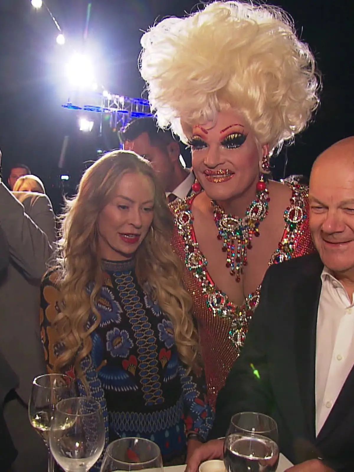 Olaf Scholz trifft auf Drag Queen Olivia Jones und Jenny Elvers.