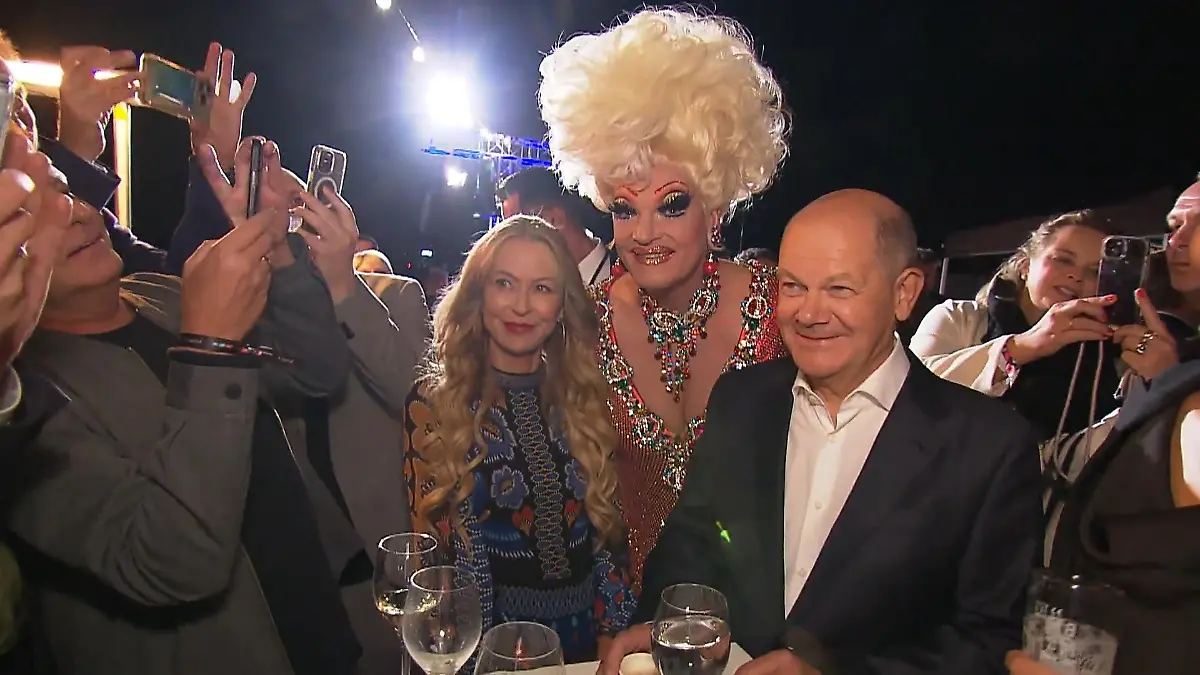 Hugo oder Aperol - das trinken die Gäste am liebsten! RTL begrüßt Promis aus Politik & Glamour