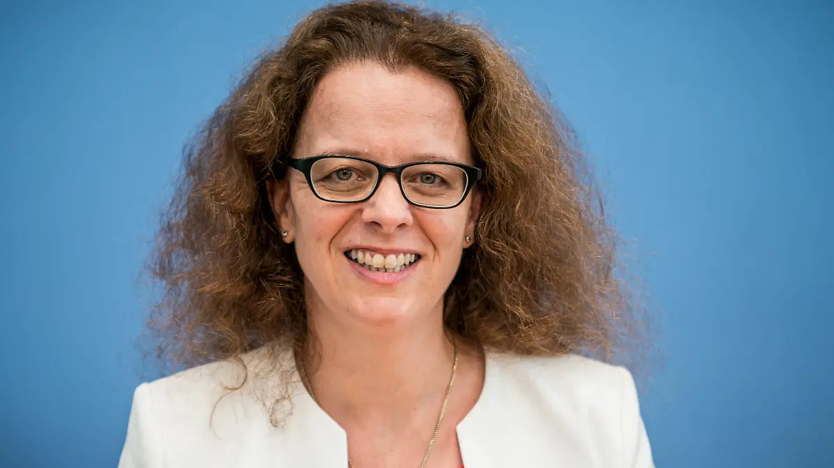 ARCHIV - 12.07.2019, Berlin: Isabel Schnabel, damals Professorin für Finanzmarktökonomie an der Rheinischen Friedrich-Wilhelms-Universität Bonn, lächelt bei der Vorstellung eines Sondergutachten zur CO2-Bepreisung. (zu dpa "EZB-Direktorin Schnabel hält Zinserhöhung im Juli für möglich") Foto: Michael Kappeler/dpa +++ dpa-Bildfunk +++