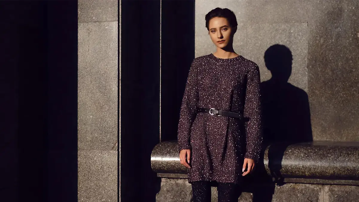 Frau mit Strickkleid