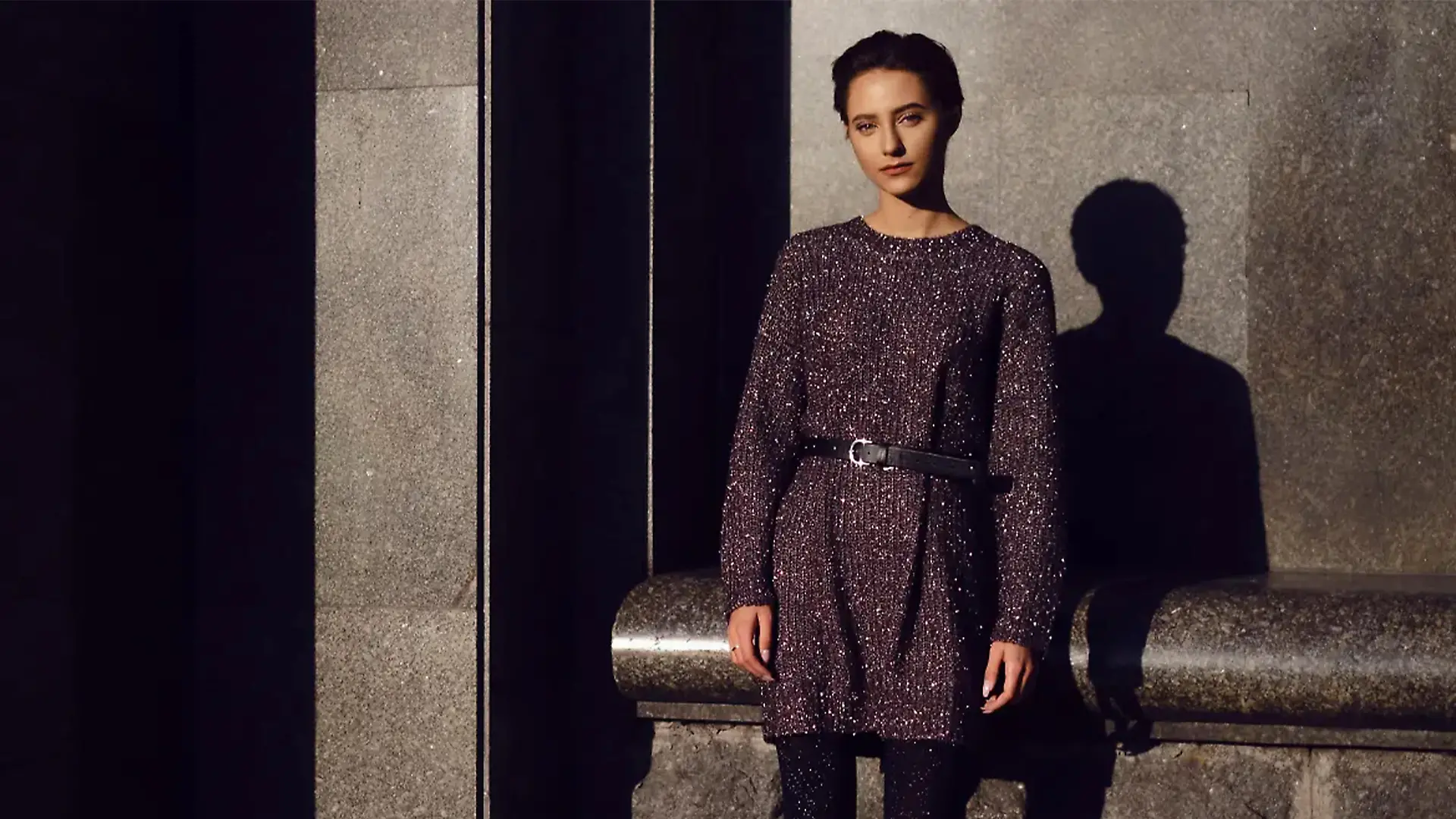 Frau mit Strickkleid