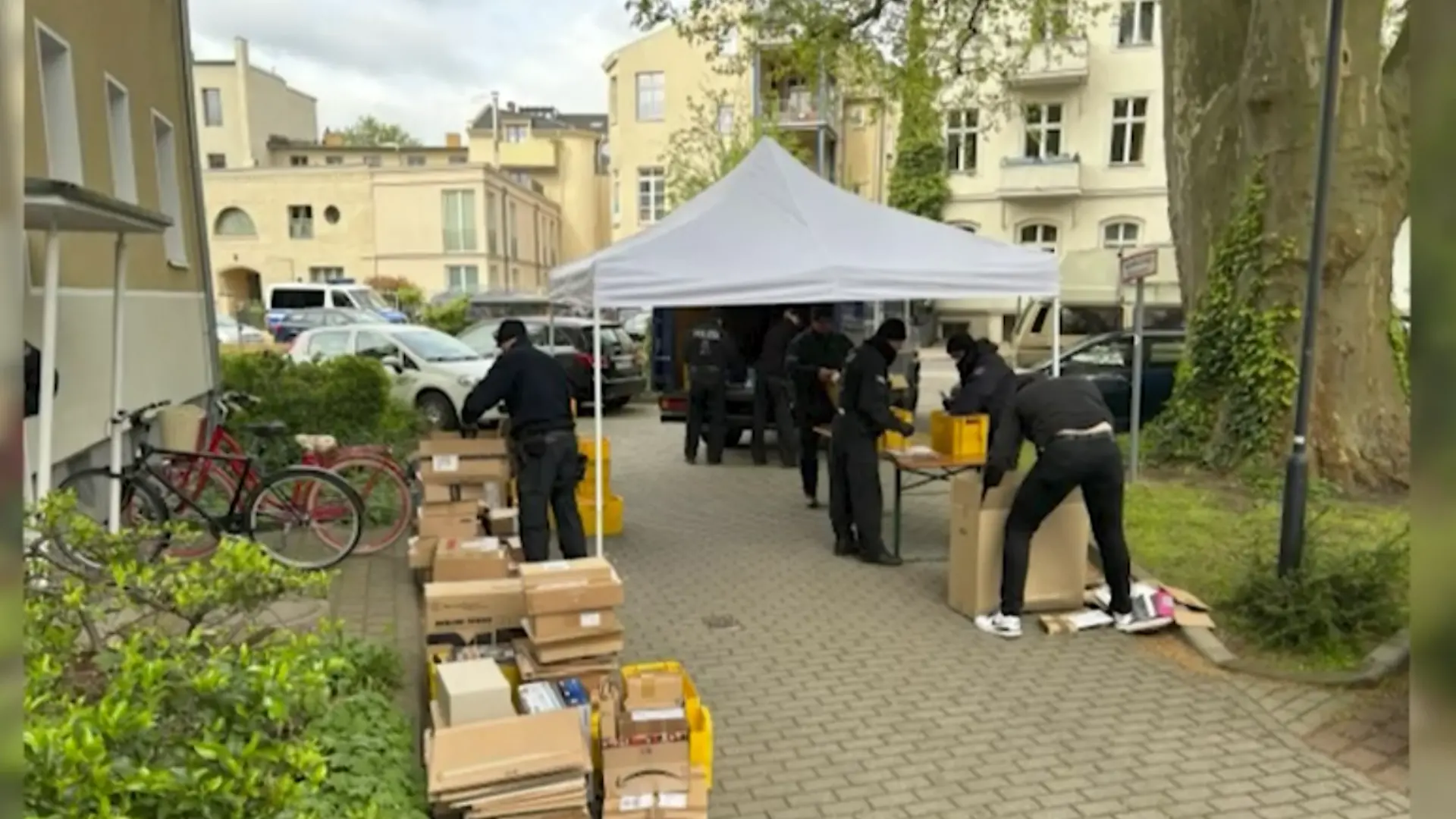 Eine Hausdurchsuchung. 