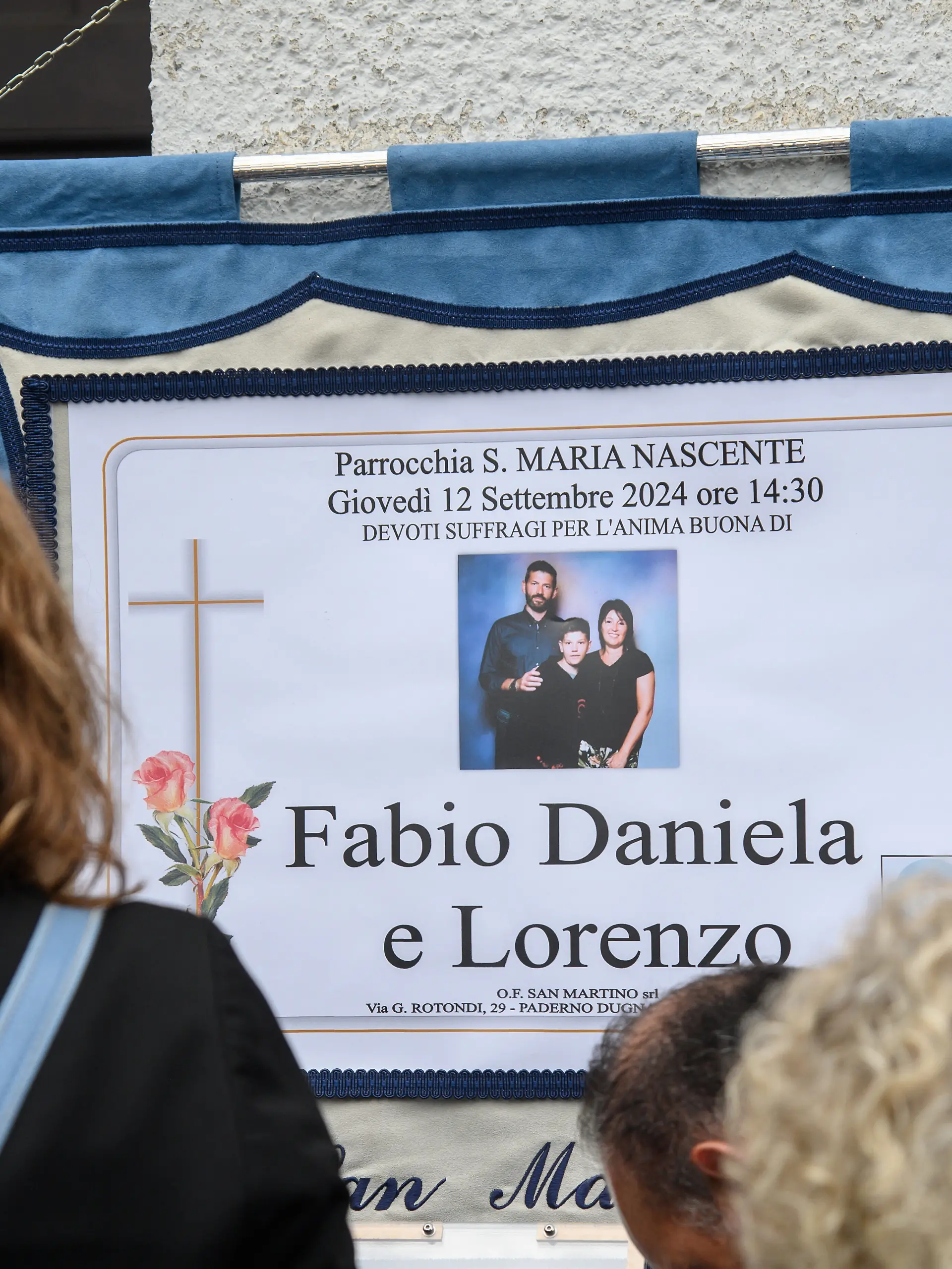 Bild zu: "Mit Luftballons und Blumen verabschiedet Italien Fabio, Daniela und Lorenzo"