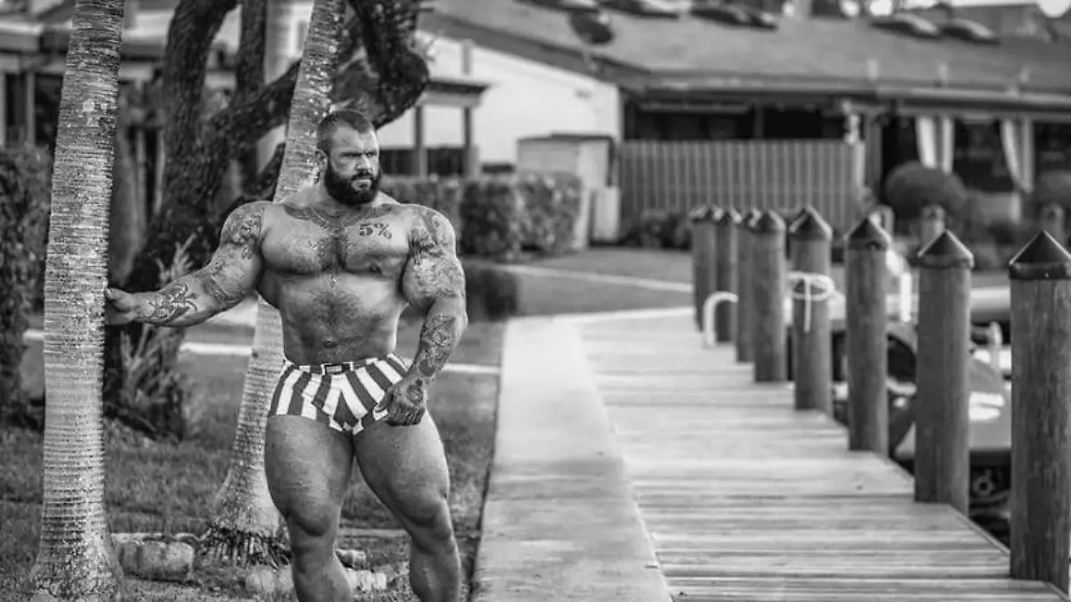 Der Bodybuilder Illia Yefimchyk posiert in einem Park.