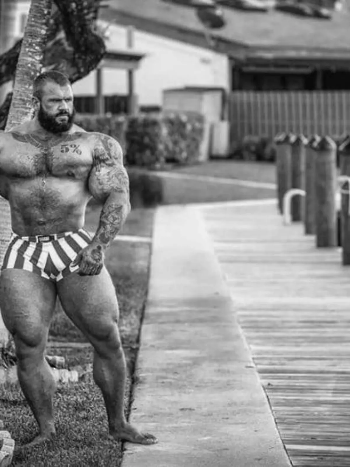 Der Bodybuilder Illia Yefimchyk posiert in einem Park.