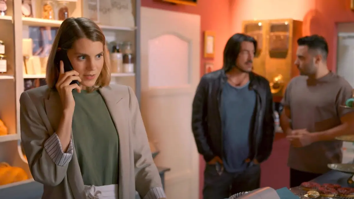 Stella spioniert Patrizia zum Schein aus