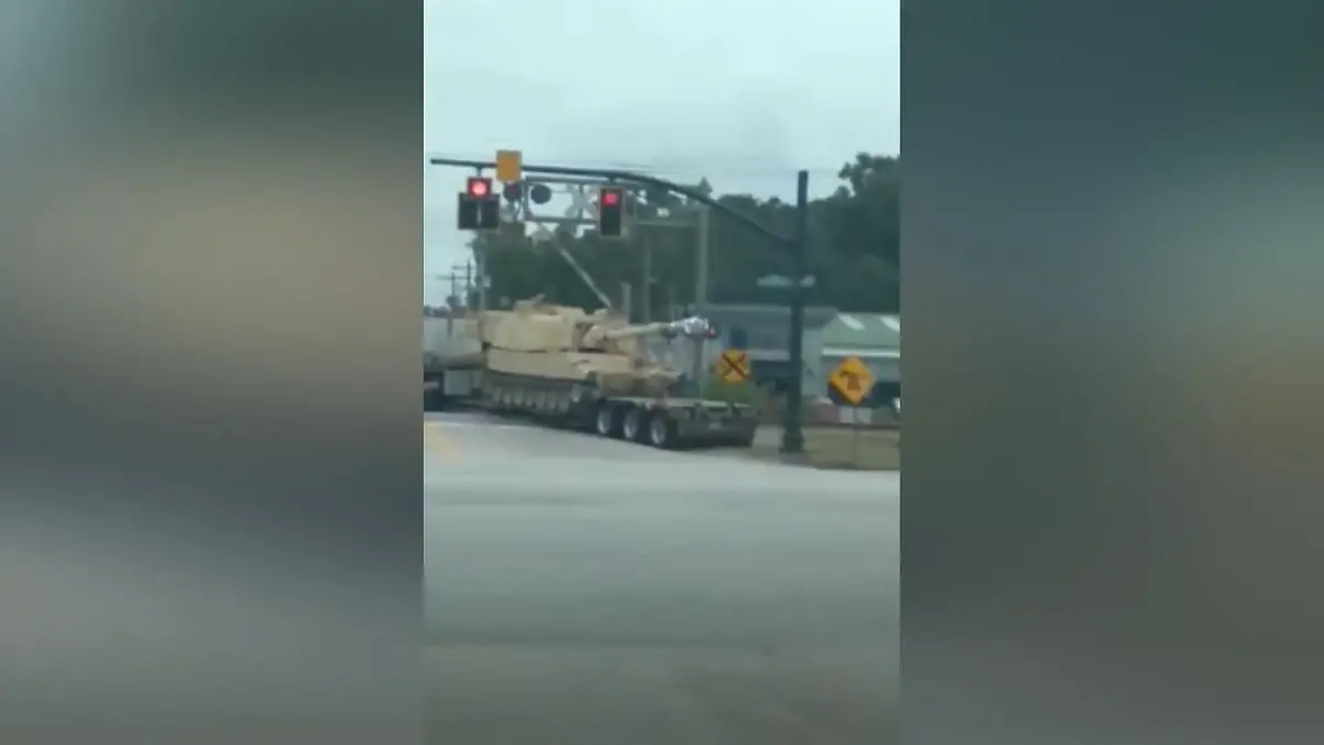 Zug efast Panzer Crash am Bahnübegang