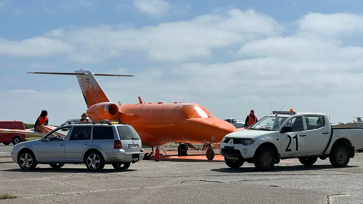 06.06.2023, Sylt: Ein von Klimaschutz-Aktivisten der Initiative Letzte Generation mit oranger Farbe besprühter Jet steht auf einem Rollfeld. (zu dpa: «Klima-Demonstranten besprühen Privatjet auf Sylt mit Farbe») Foto: Julius Schreiner/TNN/dpa +++ dpa-Bildfunk +++