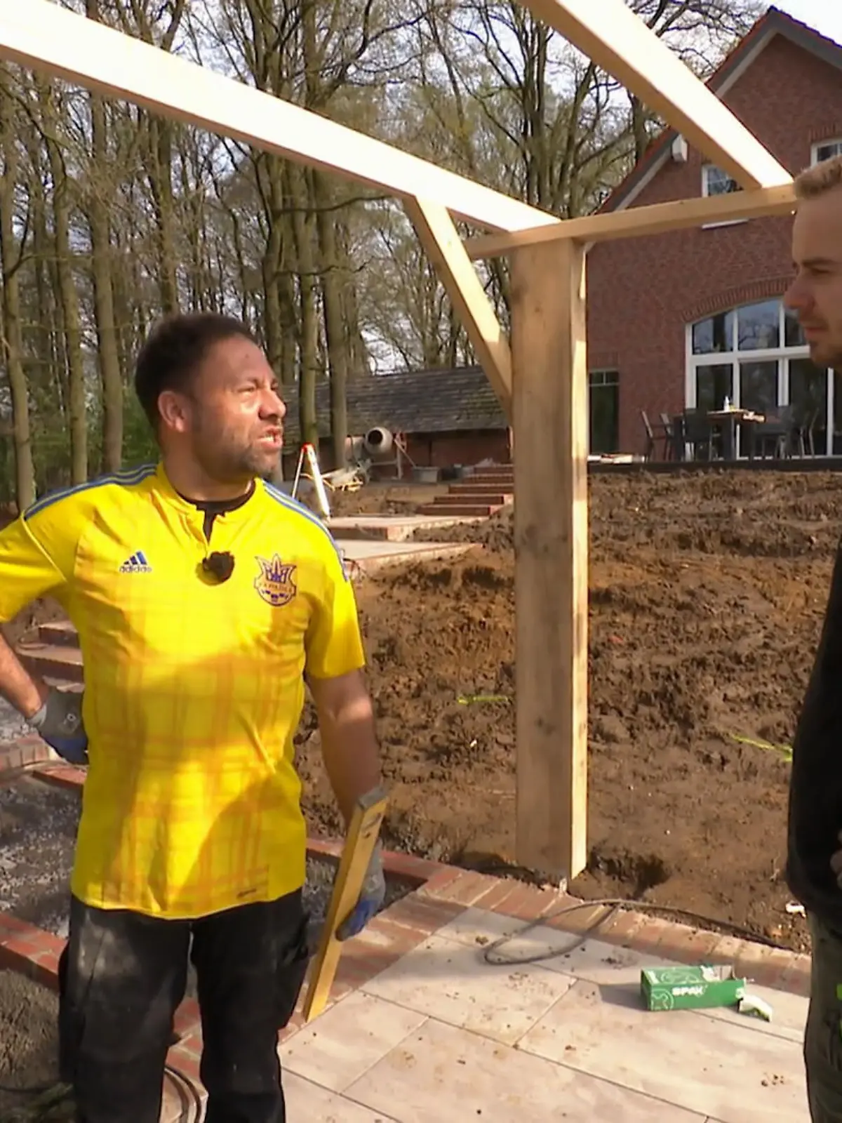 Bild zu: "Die Pergola wird finalisiert – Alles gerade?"