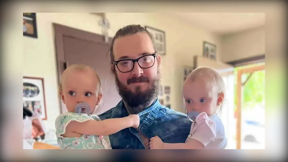 Vater Marshall hält seine Töchter Avery und Ariel auf dem Arm.