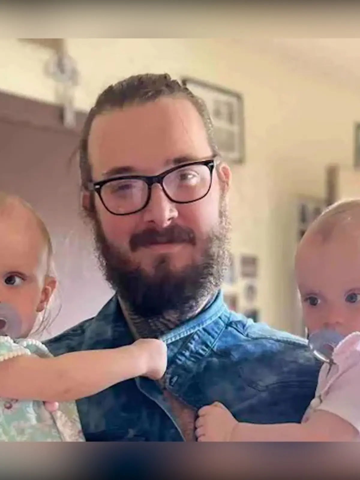 Vater Marshall hält seine Töchter Avery und Ariel auf dem Arm.