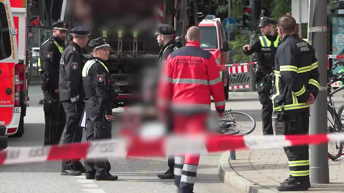 Der Bereich um die Unfallstelle wird großflächig abgesperrt.