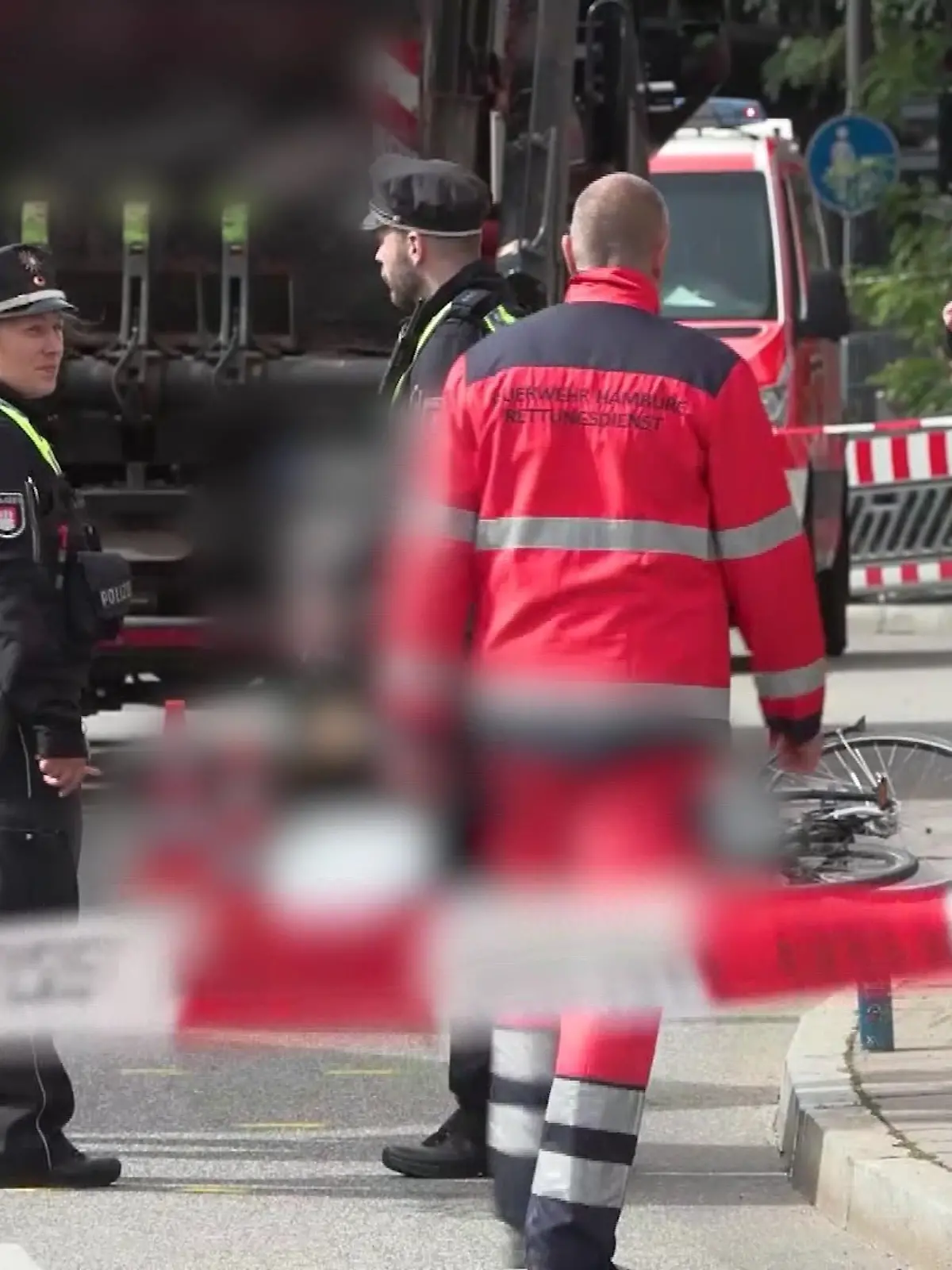Der Bereich um die Unfallstelle wird großflächig abgesperrt.