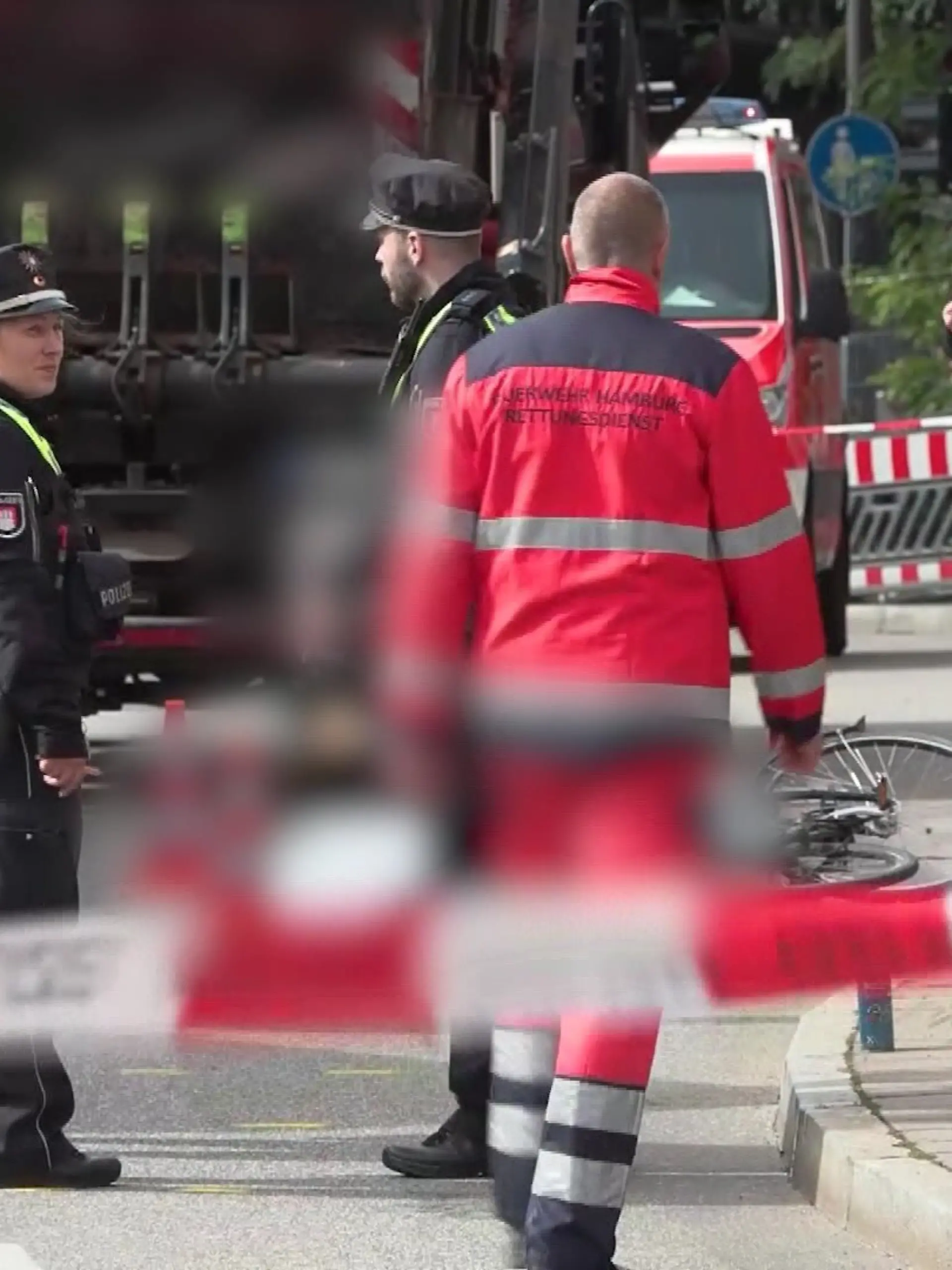 Der Bereich um die Unfallstelle wird großflächig abgesperrt.