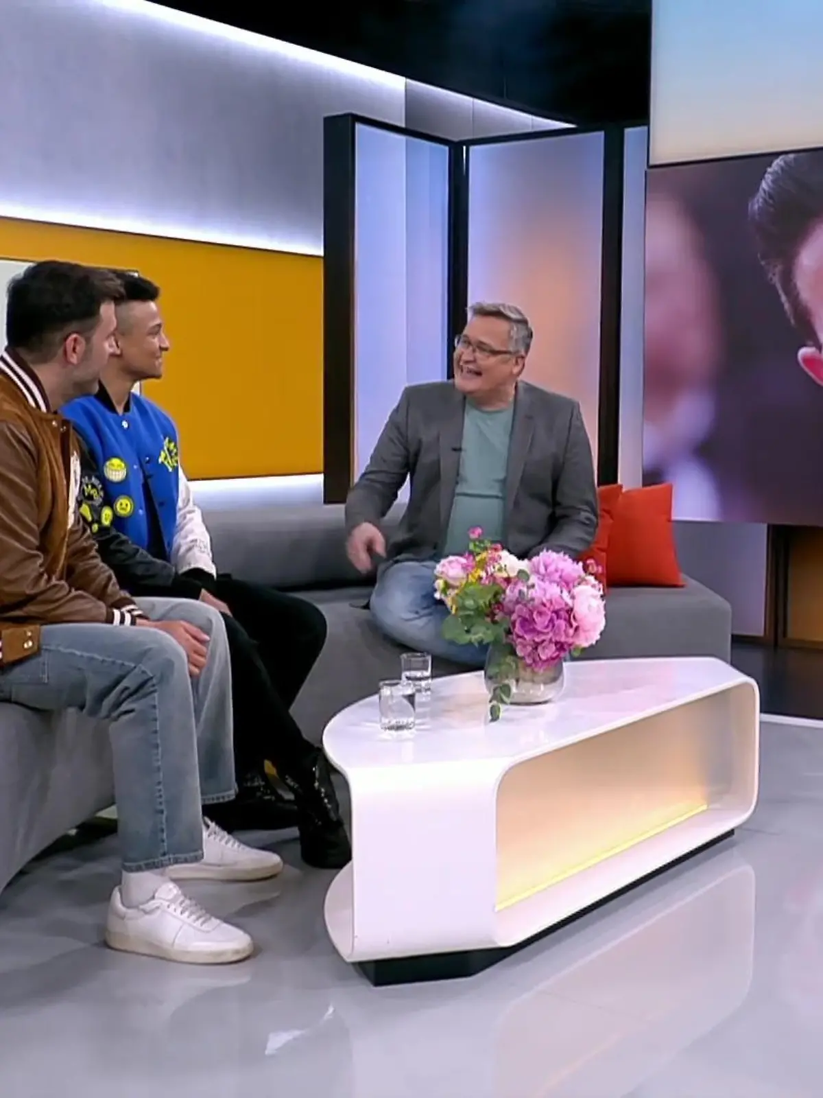 Er ist die große Überraschung! Als fünftes Mitglied gehört DSDS-Gewinner Prince Damien jetzt zur Boyband Team 5ünf. Die Fans feiern den Sänger bei seinem ersten gemeinsamen Auftritt an der Seite von Jay Khan. Was aber sein Vorgänger Marc Terenzi zu der neuen Besetzung sagt, erzählt Prince im Video.