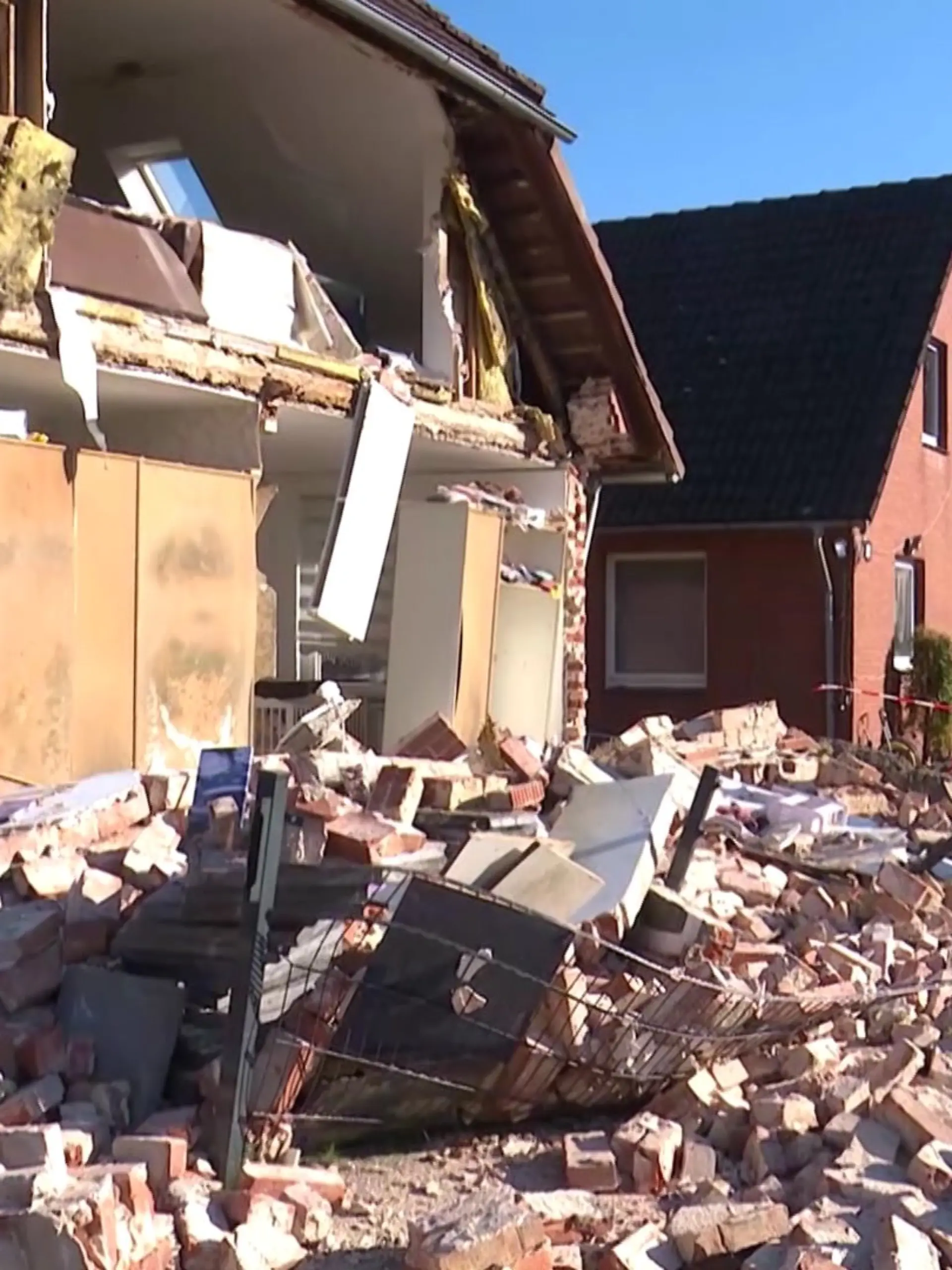 Bild zu: "Wand von Einfamilienhaus stürzt komplett ein!"