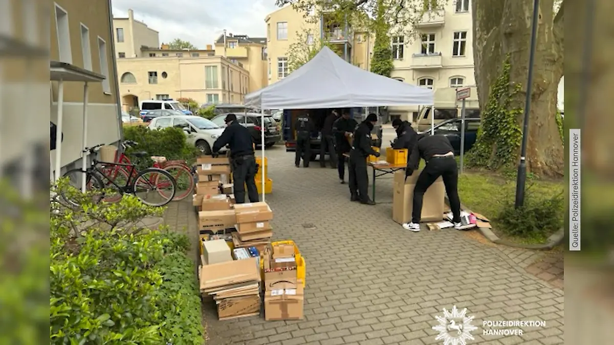 Hier zerschlägt die Polizei ein Pädophilen-Netzwerk Junge (12) aus Wohnung gerettet